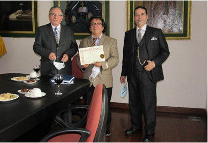 Dr. Franklin Barriga López, Director-ANH; Dr. Byron Núñez Freile, con el Diploma y el Lic. Gregorio De Larrea